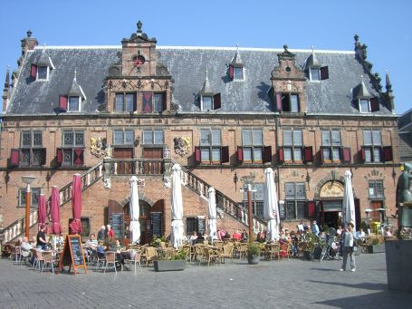 Nijmegen : Grote Markt, die Stadtwaage heute ein Cafe-Restaurant